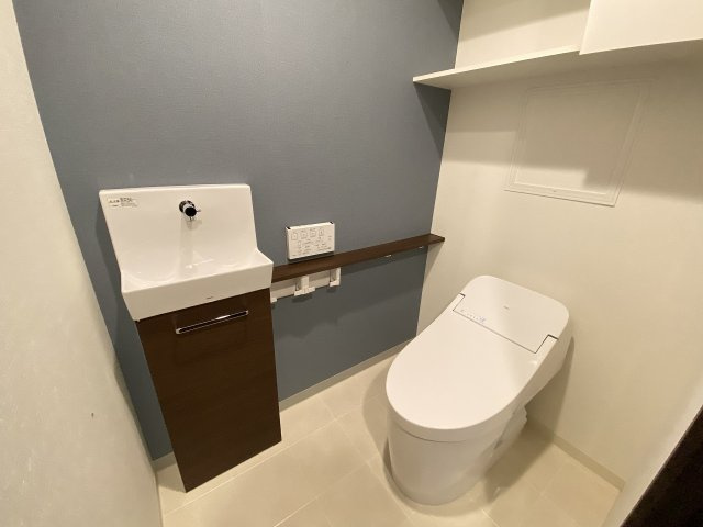 温水洗浄便座付きのトイレです♪