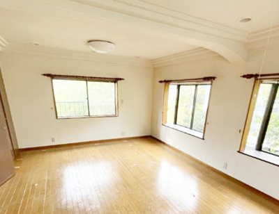 【洋室】 | 東灘区鴨子ヶ原3丁目　中古戸建 | 2階洋室は3面彩光で明るく開放的