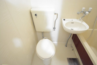 浴室内にトイレがあります！