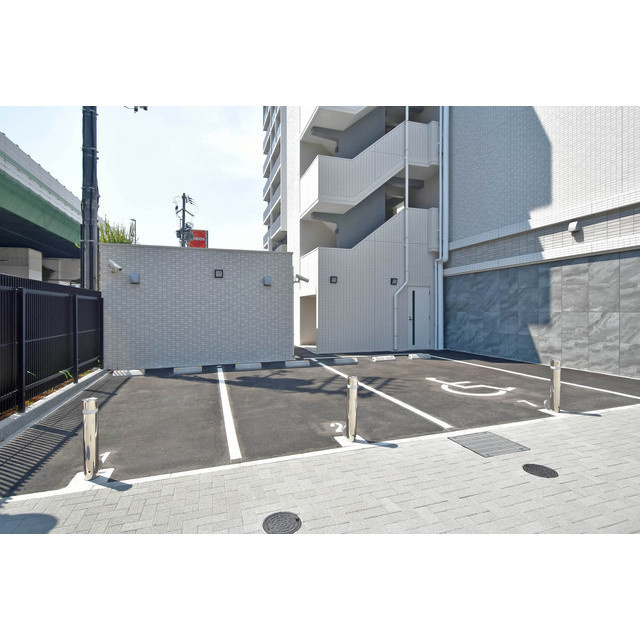 ファーストフィオーレ長田グランディールの駐車場