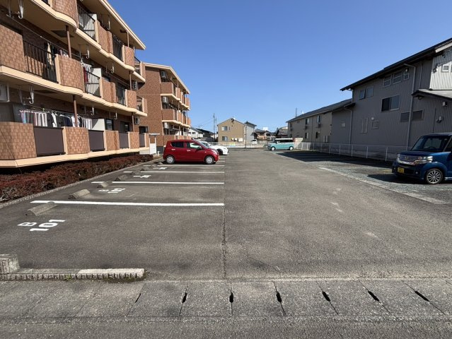 エバーグリーンB棟の駐車場