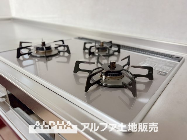 ホームタウン貝取2のキッチン|【Gas range】
◆ガスレンジ◆丈夫で汚れにくく、お料理の後もさっと拭くだけで清潔。毎日の家事をラクにし、ご家族の笑顔を支える嬉しい設備です。