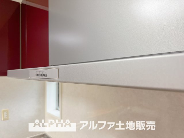 ホームタウン貝取2のキッチン|【Range hood】
◆レンジフード◆武骨なまでに磨きこまれたステンテクスチャーはコンテンポラリー・デザイン。ダウンライトがフードを照らし煌めきの瀟洒なキッチンを演出する。