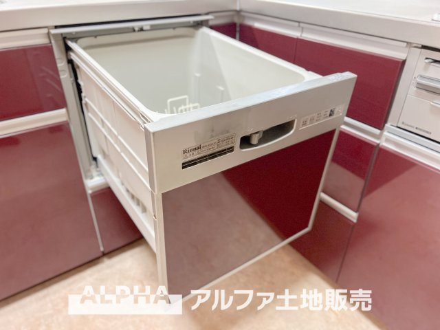 ホームタウン貝取2のキッチン|【Food washing machine】
◆食洗機◆家事の時間を短縮し、お子様との大切な時間をもっと楽しく。手荒れも防げて節水効果も高い、忙しい毎日に嬉しい人気の設備です。
