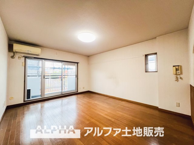 ホームタウン貝取2の居間・リビング|【Holiday of a home】
◆季節外れのホームホリディ◆喧噪から離れ広々したリビングでゆったりと過ごす。そんな休日があっていい。『何もしない時を楽しむ』そんな贅沢な時間を家族と堪能する。