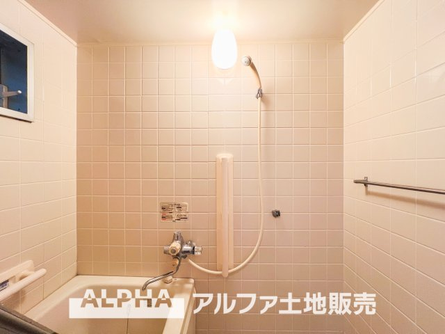 ホームタウン貝取2の浴室|【Bathroom】
◆浴室換気乾燥機付きUB◆雨に日でも洗濯物が乾かせ、同時に室内を乾燥させる為、カビ、汚れの発生を抑えます。暖房機機能があり冬場は入浴前に暖め可能でとても重宝します。