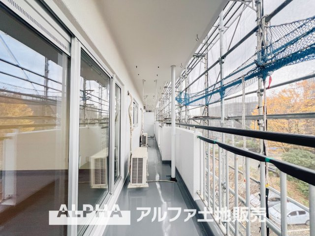 ホームタウン貝取2のバルコニー|【Blue sky terrace】
◆青空テラス◆ベランダから望む紺碧の空からそよ風、そして目に映るのはグリーン広がる風光明媚な世界。それは清々しい自然の薫りを肌で感じる幸せな空間。