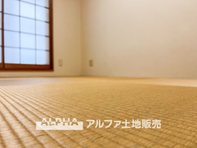 ホームタウン貝取2の和室|【Japanese-room】
◆和室◆照明に照らされた幻想的で穏やかな和室－その壁もハイクオリティなマチリアルな壁に仕上げこだわりを見せている。