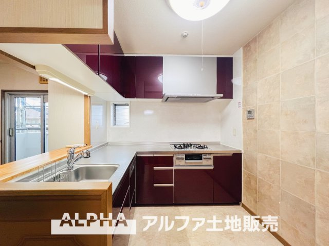 ホームタウン貝取2のキッチン|【Happy circle Kitchen】
◆団欒キッチン◆対面のキッチンからは家族の団欒が飛び交い明るい陽射しを浴びながらの朝食はまるでドラマのワンシーンみたい。