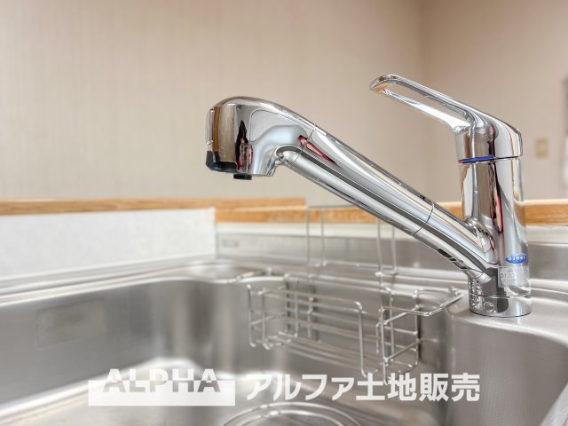 ホームタウン貝取2のキッチン|【Water cleaner】
◆浄水器◆蛇口から流れ出すお水はクリーンでいつも楽しめます。また浄水器内臓シャワー混合栓なので場所取らずのスッキリとしたスタイルです。
