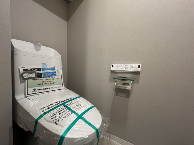 全室６帖超で広さも心も余裕のある暮らし【コスモ横浜常盤台公園】のトイレ|清潔感のあるトイレです