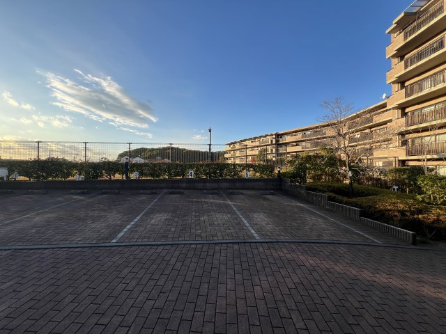 全室６帖超で広さも心も余裕のある暮らし【コスモ横浜常盤台公園】の駐車場