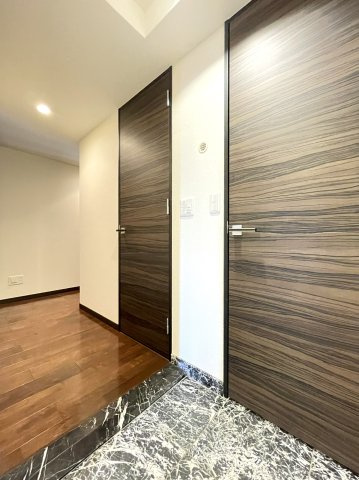 プレサンス京都一乗寺の玄関|大容量シューズインクロ―ゼットと収納があります