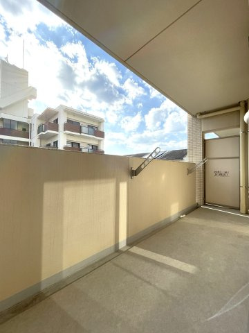 プレサンス京都一乗寺のバルコニー|南向きバルコニーでお洗濯ものがよく乾きそうです。