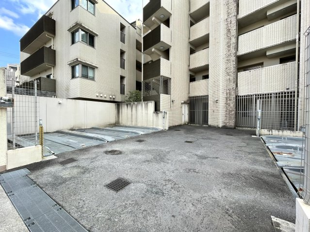 プレサンス京都一乗寺の駐車場|共用部　機械式駐車場（長さ5500ｍｍ　幅1850ｍｍ　高さ1500ｍｍ　重さ2000kg）