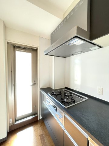 プレサンス京都一乗寺のキッチン|キッチンからバルコニーへ出ることができます