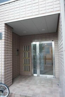 ハイネスコートのエントランス