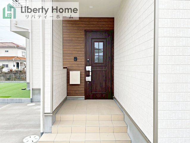 小美玉市栗又四ヶ　新築戸建のエントランス