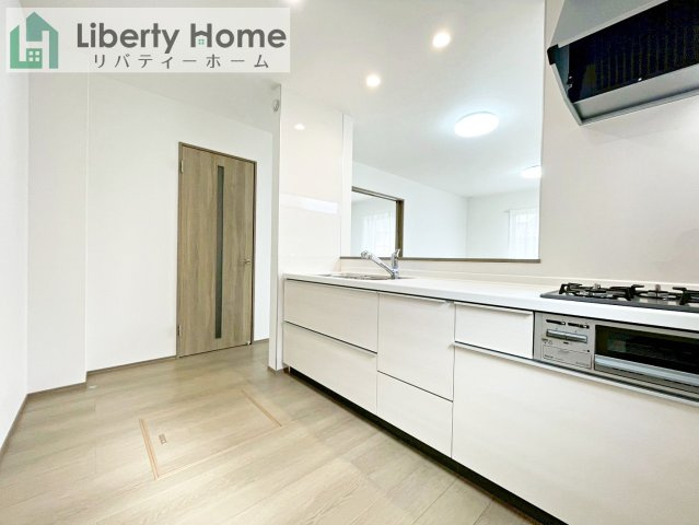 小美玉市栗又四ヶ2432番　新築戸建のキッチン|(A号棟)同仕様・同形状写真