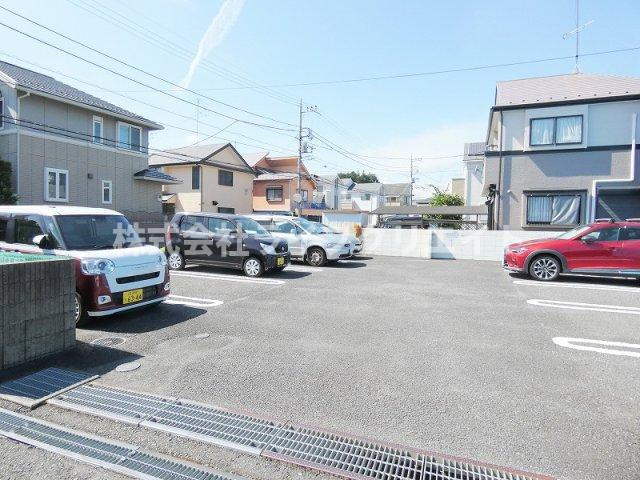 リバーストーンの駐車場