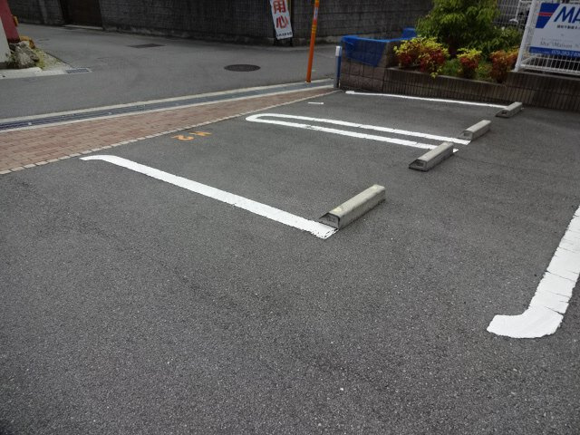 シャーメゾンフルールの駐車場