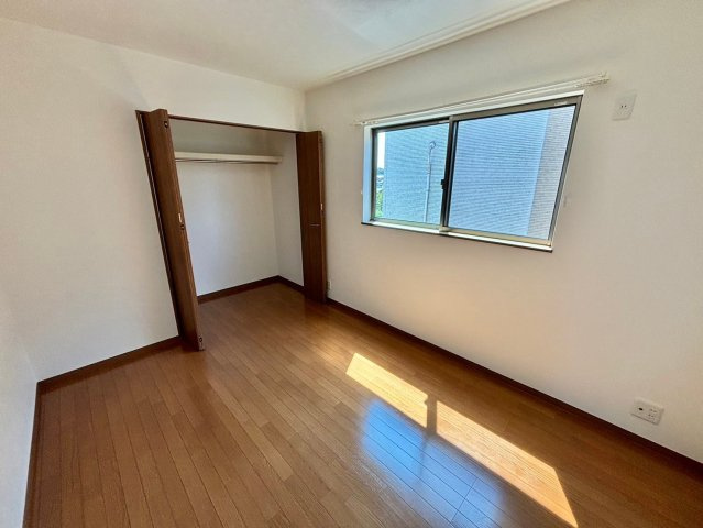 マハロ継の洋室