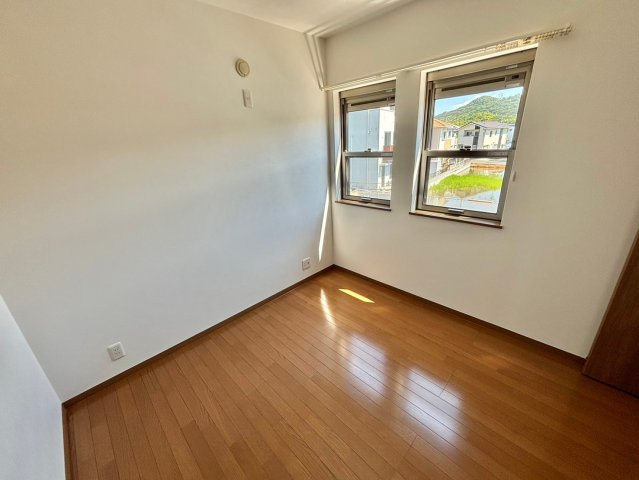 マハロ継の洋室