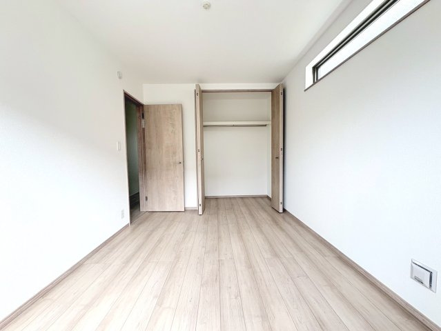 ハートフルタウン　岐阜市近島　全２区画分譲の洋室|木目の美しさを際立たせるシンプルデザインで、室内に落ち着きと安らぎを与えてくれます。