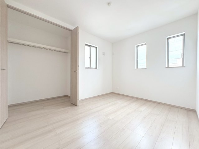 ハートフルタウン　岐阜市近島　全２区画分譲の洋室|すべての居室にはたっぷり収納できる大型クローゼットを設置しています。