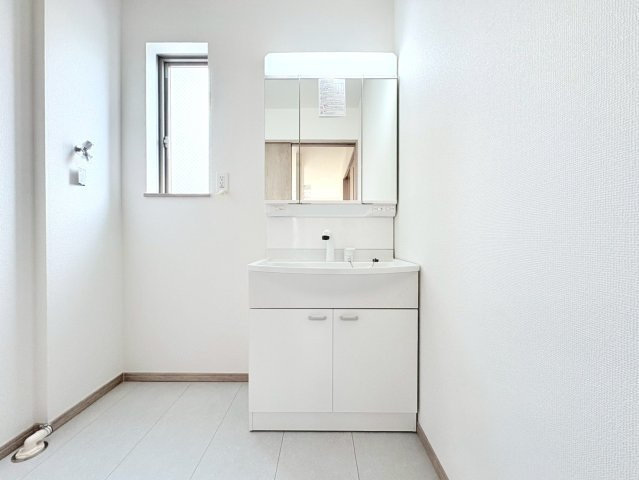 ハートフルタウン　岐阜市近島　全２区画分譲の独立洗面台|奥行約420mmのコンパクト設計で従来品と異なり洗面ボウルの成型の精度が高い為スッキリ納まります。