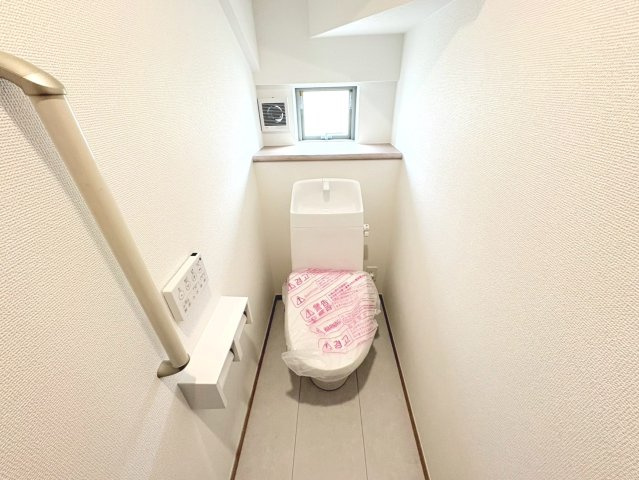 ハートフルタウン　岐阜市近島　全２区画分譲のトイレ|超表面平滑加工とイオンパワーの「セフィオンテクト」加工で、汚れが付きにくく落ちやすい仕様です。