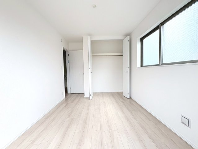 ハートフルタウン　岐阜市近島　全２区画分譲の洋室|木目の美しさを際立たせるシンプルデザインで、室内に落ち着きと安らぎを与えてくれます。