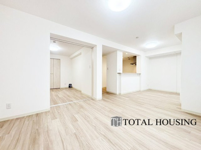 【居間・リビング】 | リーベスト月寒西 | LDKに隣接する洋室は、扉を開放すればLDKと繋がります。夜間は個室にスイッチすることも可◎ご家族のライフステージに合わせた空間を創ることができる便利なお部屋です！