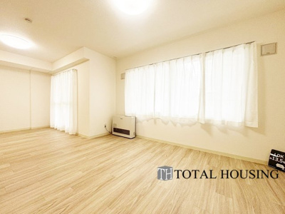 【居間・リビング】 | リーベスト月寒西 | 南東向きに大きく開いた窓からは、明るい陽射しが射し込みます。
爽やかな風が吹き抜ける心地良いリビングには、自然と家族が集まります。