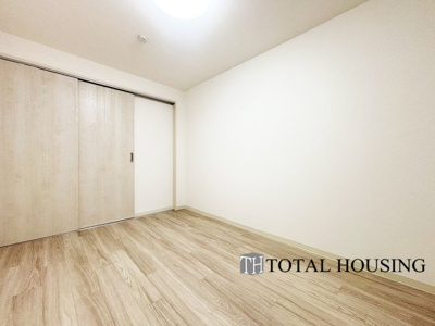 【洋室】 | リーベスト月寒西 | 洋室　約6.0帖
LDKと隣接した洋室はリビングから目が届く場所なので、お子様の遊び部屋・お昼寝スペースとして使うのもオススメです♪