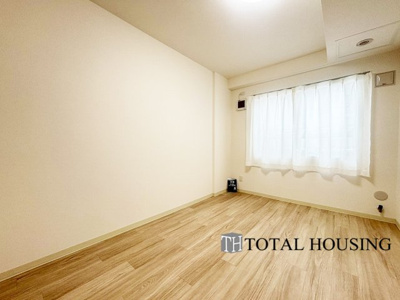 【洋室】 | リーベスト月寒西 | 洋室　約7.0帖
大きな窓からたっぷりの日差しが降り注ぐ明るい室内です。気持ちの良い朝日を受けて、目覚めの良い健康的な朝を迎えられそうです。