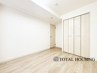 【洋室】 | リーベスト月寒西 | 洋室　約7.0帖
1日の疲れを癒し、心地よく寛げるようゆったりとした広さを確保しています。プライベートタイムをより優雅に穏やかに…。落ち着いた雰囲気を紡ぎます。