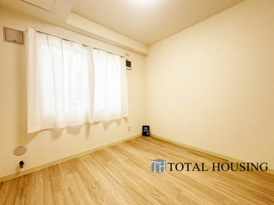 【洋室】 | リーベスト月寒西 | 洋室　約5.2帖
お陽さまの光とさわやかな風をたっぷりとりこめます。室内はいつも明るい印象なので気持ちの良い朝を迎えられます。毎日の生活も明るくなりそうです。