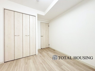 【洋室】 | リーベスト月寒西 | 洋室　約5.2帖
充分な広さと収納機能を備えた部屋はお子様の自発性と成長を促します。お子様の成長を支える、勉強や好きなことに没頭する学びの空間にどうぞ。