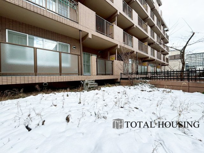 【庭】 | リーベスト月寒西 | 住みながらお庭を持つ。そんな贅沢が実現する住まい。日当たりも良く、家庭菜園や植栽を育てるのに適したお庭はこれからの生活に緑という癒しを与えてくれます。