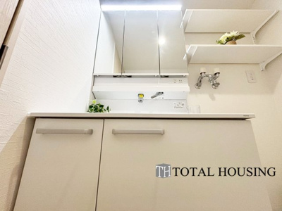 【独立洗面台】 | リーベスト月寒西 | 一日の始まりの朝、歯磨きをしたりメイクや髪をセットしたり・・・使いやすさが考えられた3面鏡です♪シャワー付水栓で洗面台でのシャンプーや毎日の掃除に大変便利ですね♪