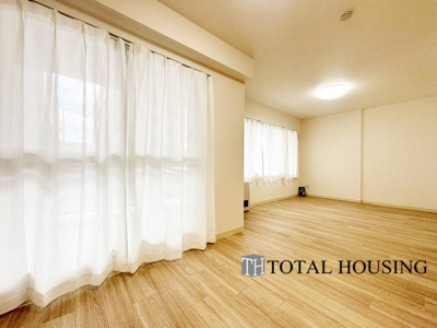 【居間・リビング】 | リーベスト月寒西 | 窓が大きく開放的な約13.5帖のLDK。たっぷりと光が差し込む広いリビングで家族揃ってゆったりとした時間をお過ごしいただけます。