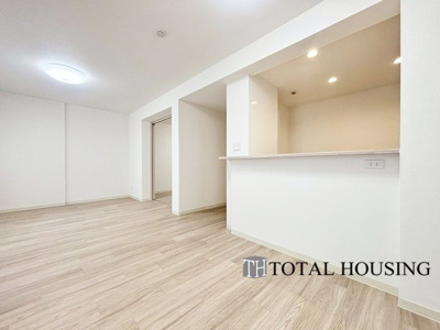 【居間・リビング】 | リーベスト月寒西 | 柔らかな色合いのフローリングと清潔感の溢れるクロスが明るい空間を創り出しているリビングダイニング。憩いの場に相応しく、ここで楽しむ家族の時間が絆をより深めてくれそうです。