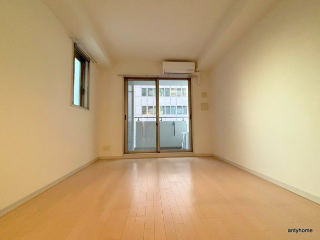 レジデンス本町靭公園　仲介手数料無料の居間・リビング