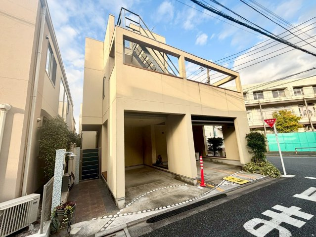 練馬区桜台5丁目　中古戸建の外観|現地写真（2025.12.06撮影）

現地ご見学希望・資料請求などお気軽にお問い合わせ下さい！
03-5990-5201