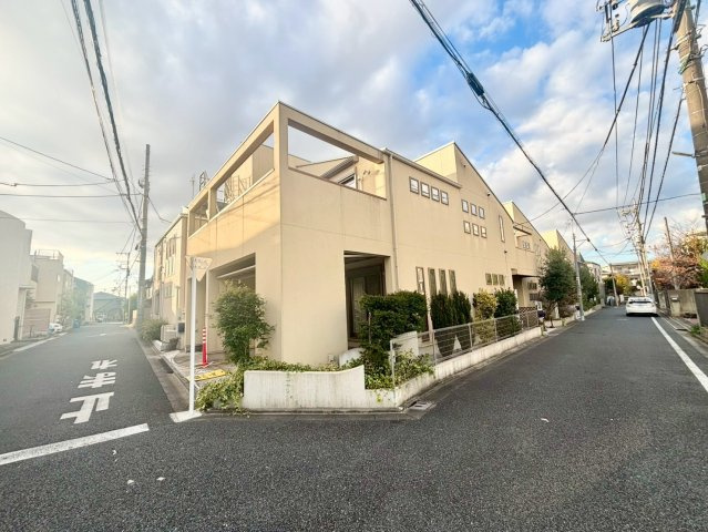 練馬区桜台5丁目　中古戸建の前面道路含む現地写真|現地写真（2025.12.06撮影）

現地ご見学希望・資料請求などお気軽にお問い合わせ下さい！
03-5990-5201