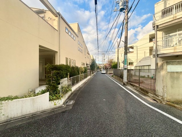 練馬区桜台5丁目　中古戸建の前面道路含む現地写真|現地写真（2025.12.06撮影）

現地ご見学希望・資料請求などお気軽にお問い合わせ下さい！
03-5990-5201