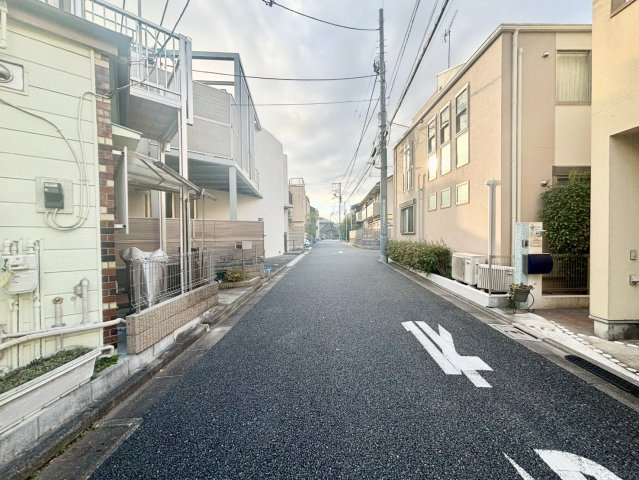練馬区桜台5丁目　中古戸建の前面道路含む現地写真|現地写真（2025.12.06撮影）

現地ご見学希望・資料請求などお気軽にお問い合わせ下さい！
03-5990-5201