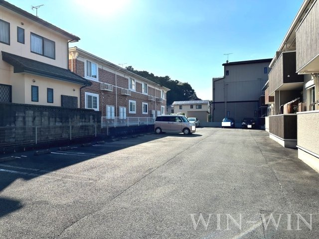 ユトリロ緑ヶ丘 2 Bの駐車場