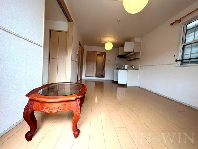 ユトリロ緑ヶ丘 2 Bの居間・リビング|イメージ（同建物内・同間取りの写真）